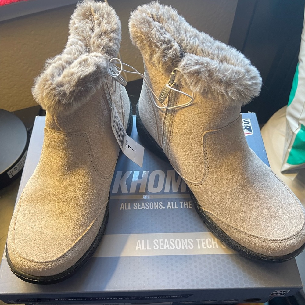 Khombu cream leather ankle boot with faux fur